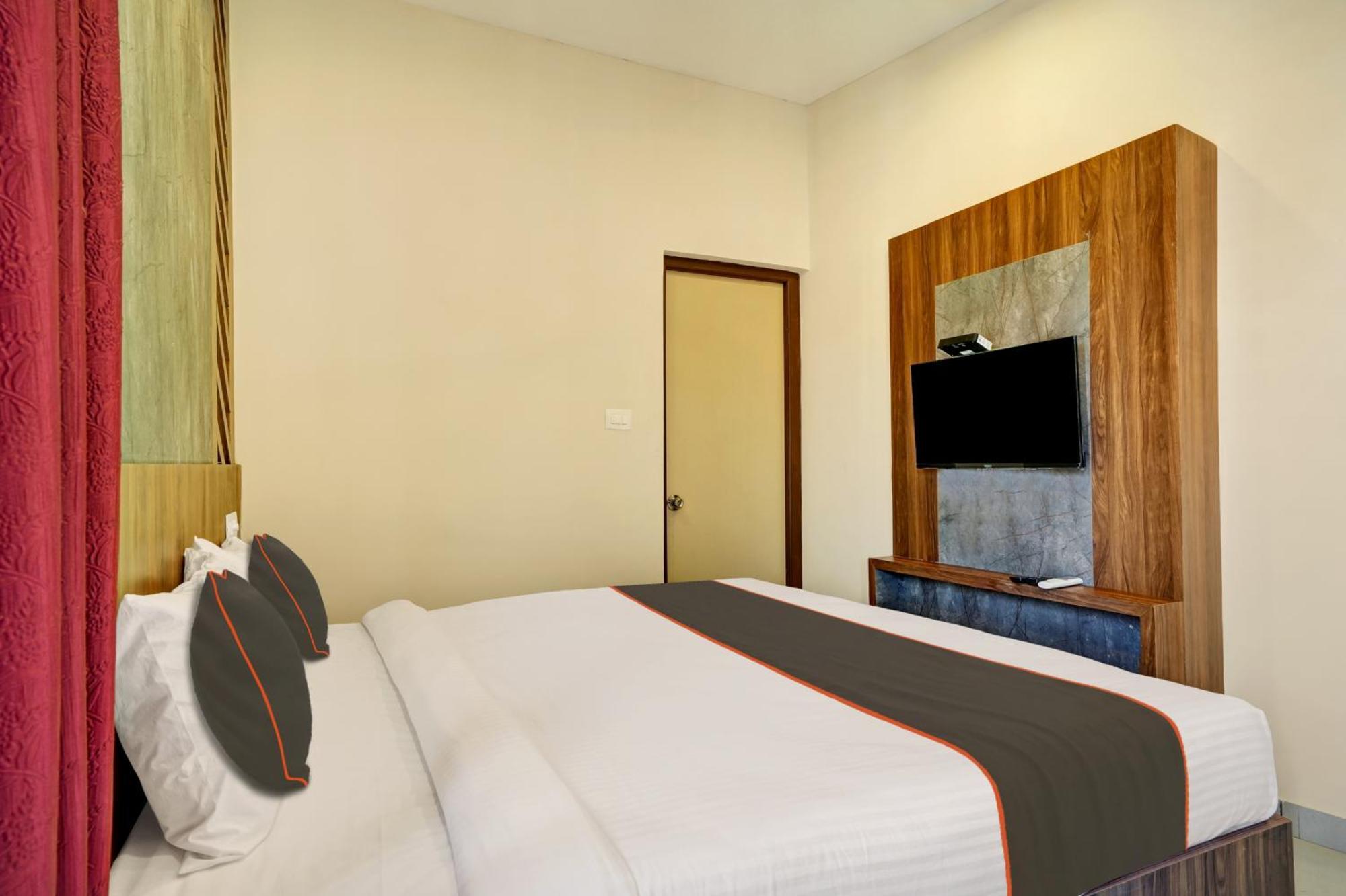 Gypsy Hotel Cusat Kochi Екстер'єр фото
