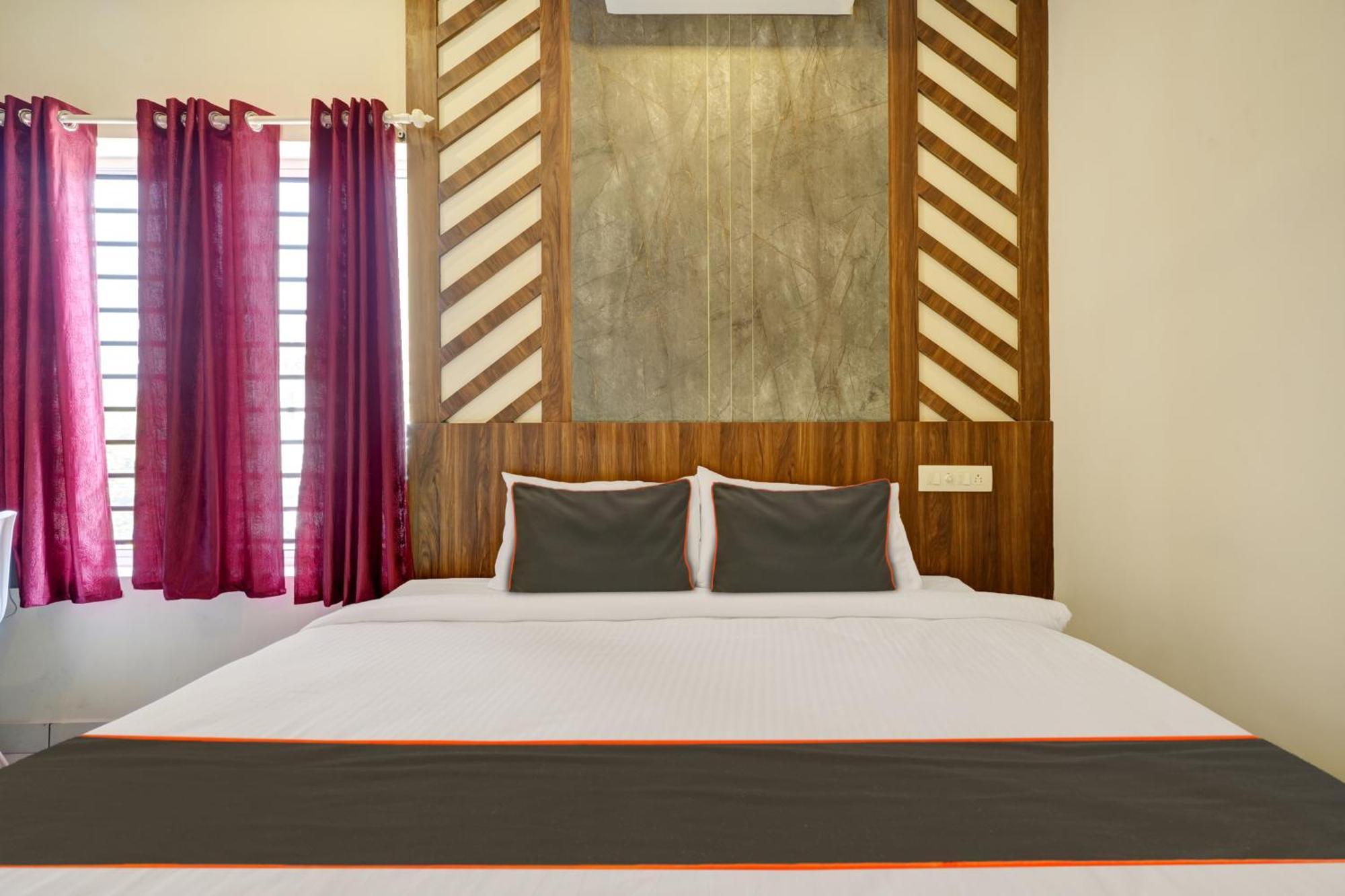 Gypsy Hotel Cusat Kochi Екстер'єр фото