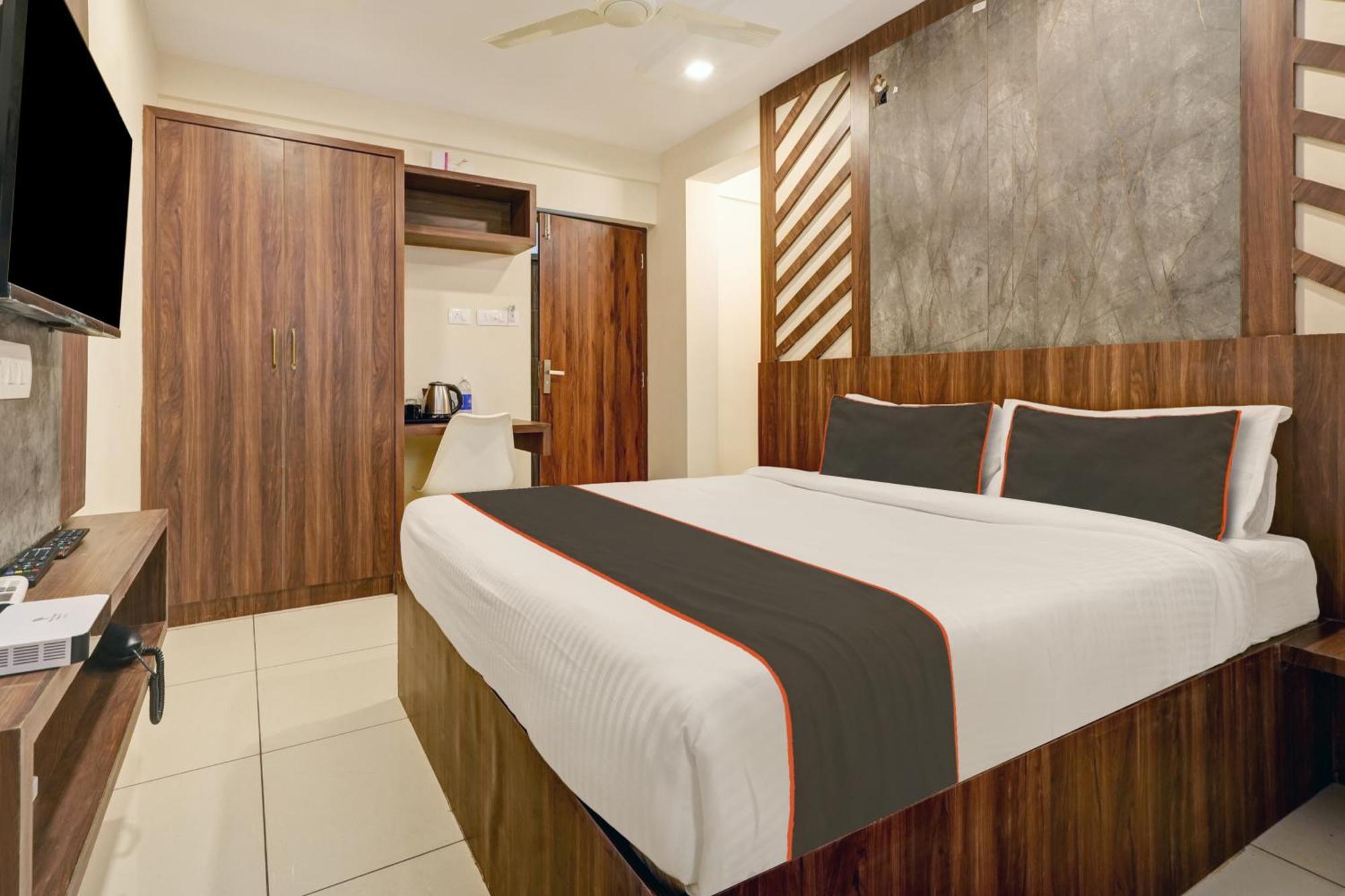 Gypsy Hotel Cusat Kochi Екстер'єр фото