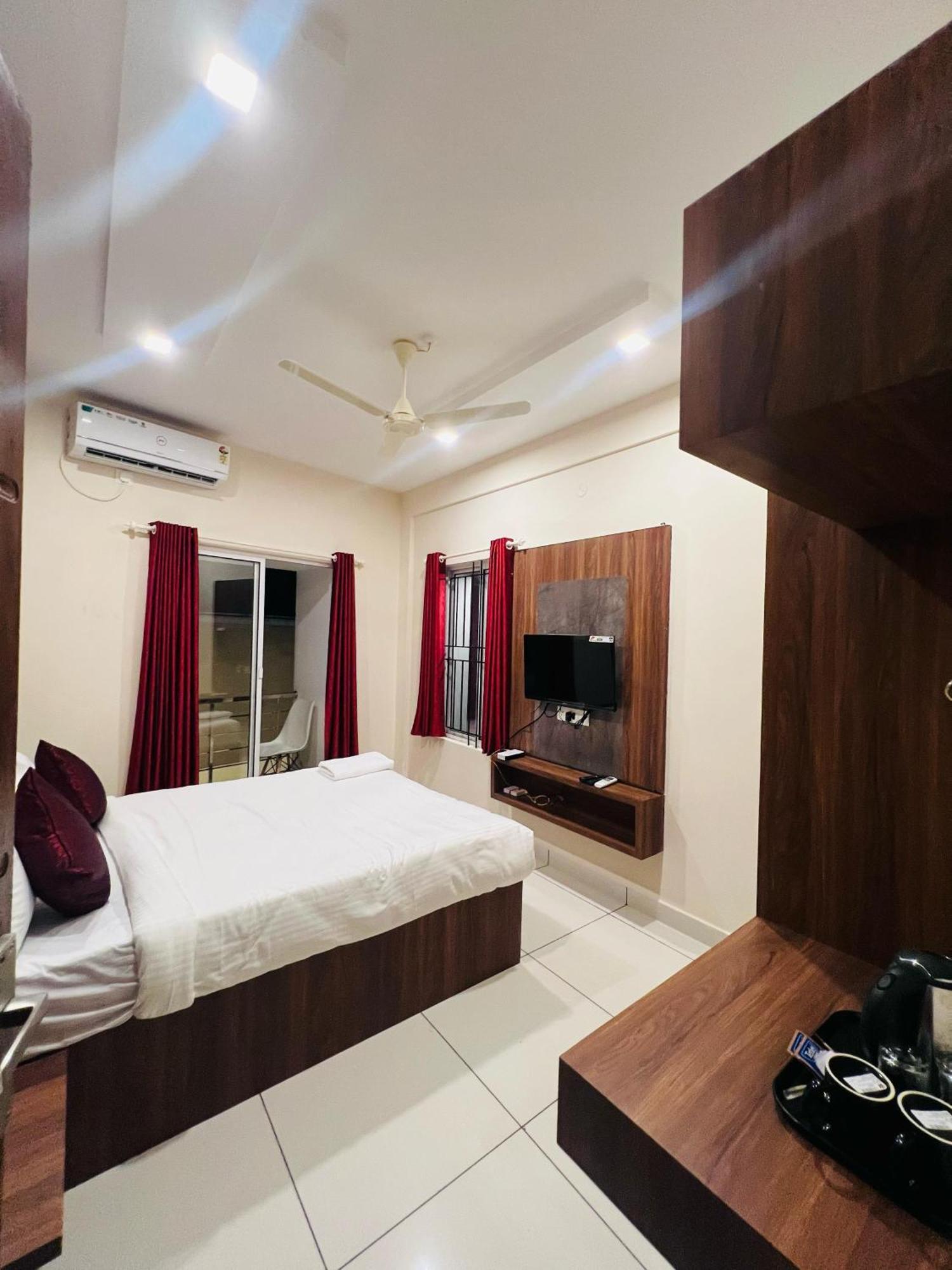 Gypsy Hotel Cusat Kochi Екстер'єр фото
