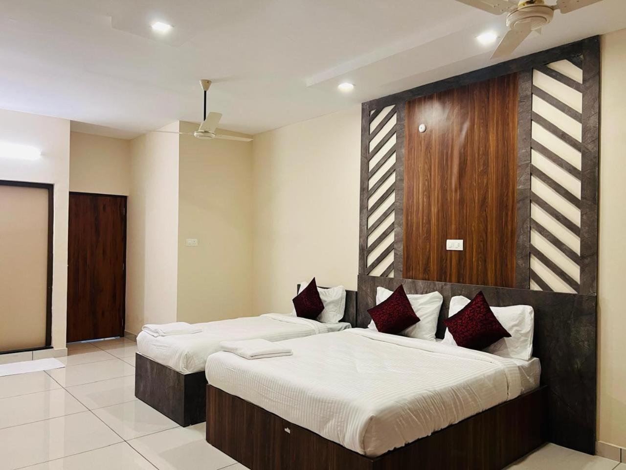 Gypsy Hotel Cusat Kochi Екстер'єр фото