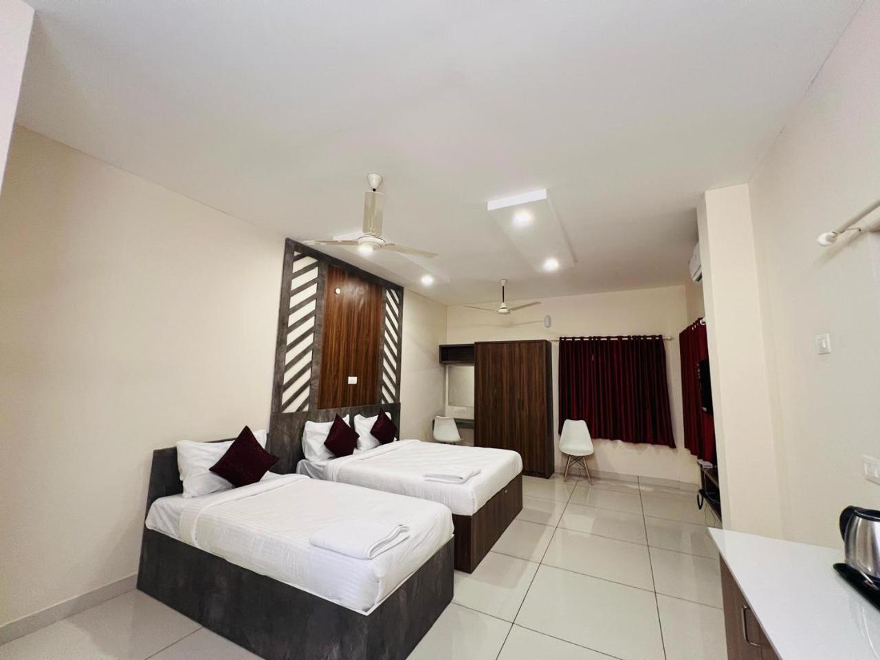 Gypsy Hotel Cusat Kochi Екстер'єр фото