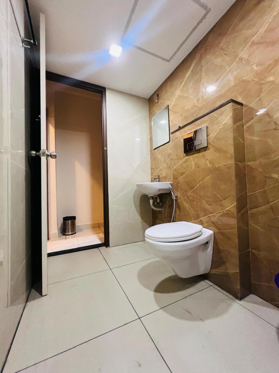 Gypsy Hotel Cusat Kochi Екстер'єр фото
